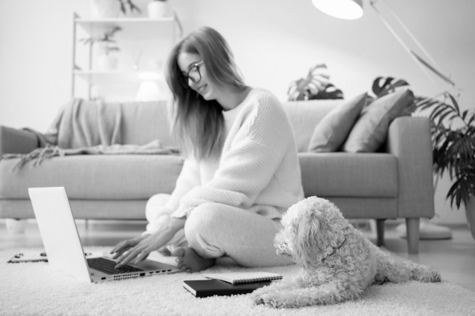 Famille travaillant ensemble sur leur budget mensuel avec des documents et calculatrice